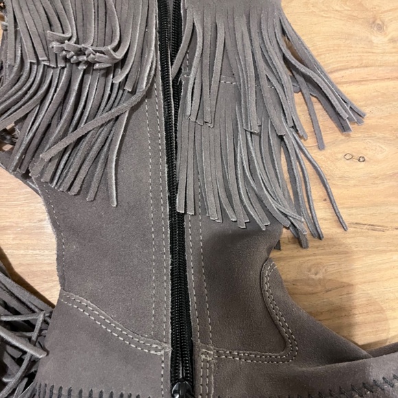 Minnetonka 2 layer gray suede fringe boots, size 8, cowboy chic, boho - Picture 13 of 14